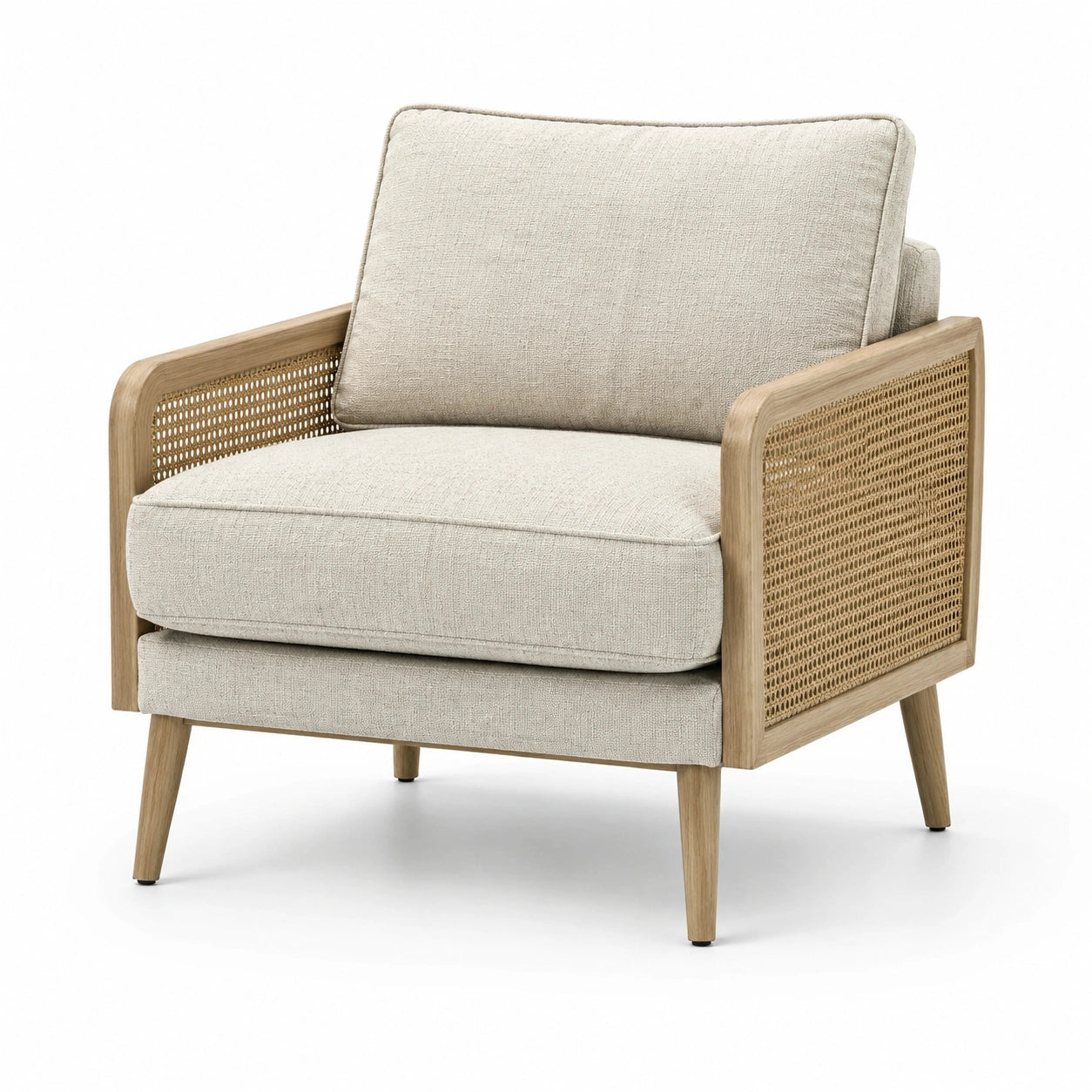 Fauteuil en tissu beige avec accoudoirs en rotin et pieds en bois